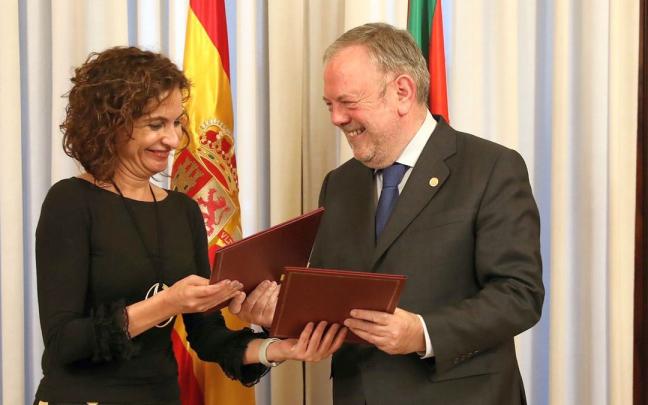 La ministra de Hacienda, María Jesús Montero, con el consejero de Hacienda, Pedro Azpiazu. La ministra de Hacienda, María Jesús Montero, con el consejero de Hacienda, Pedro Azpiazu.