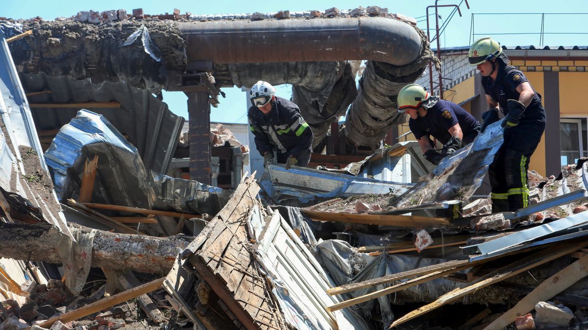 Equipos de emergencia retiran los escombros de un barrio residencial, Ucrania.