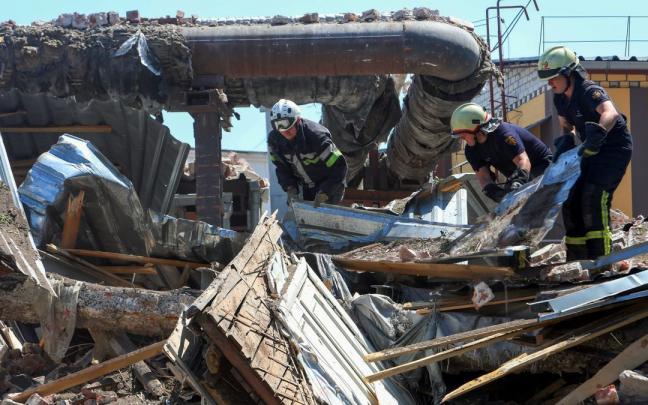 Equipos de emergencia retiran los escombros de un barrio residencial, Ucrania.