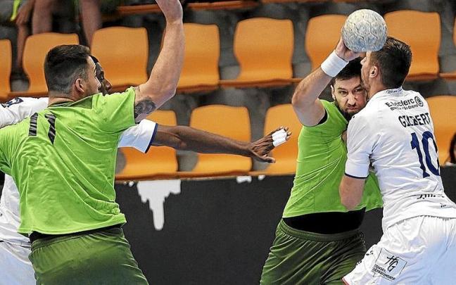 Ibai Meoki (d) trata de zafarse de la presión de la defensa francesa, ante la mirada de Aitor García.