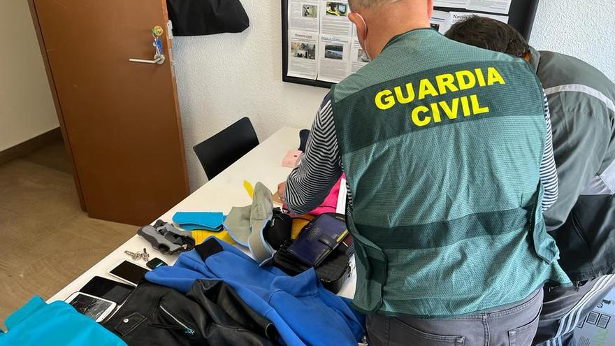 Los agentes de la Guardia Civil, con los objetos sustraídos