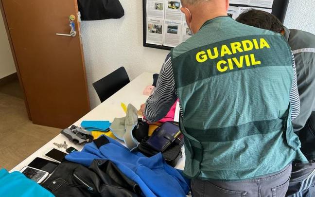 Los agentes de la Guardia Civil, con los objetos sustra&iacute;dos