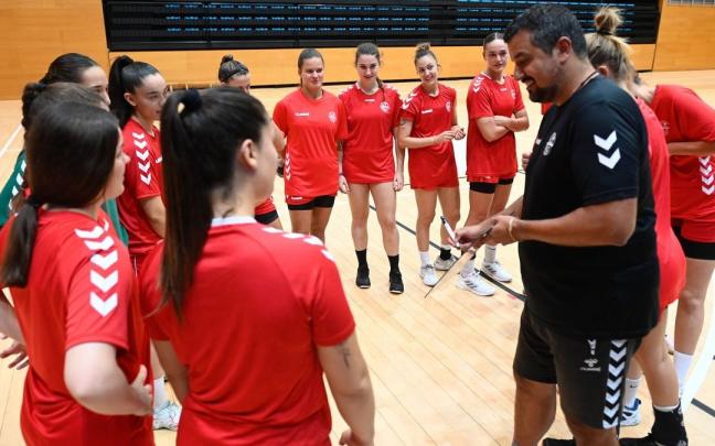 'Haito' da instrucciones a sus jugadoras durante un entrenamiento. 'Haito' da instrucciones a sus jugadoras durante un entrenamiento.