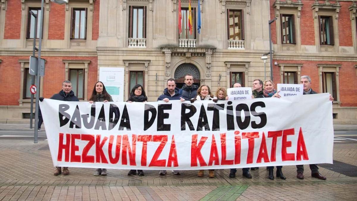 Representantes sindicales durante la protesta de este mediodía para solicitar la bajada de ratios.