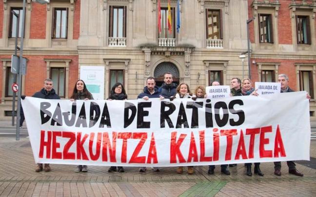 Representantes sindicales durante la protesta de este mediodía para solicitar la bajada de ratios.