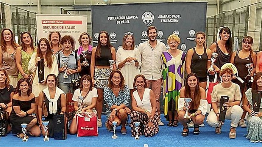 Foto de familia de las vencedoras de las distintas categorías del Trofeo Diputación Foral de Álava de Pádel Femenino.