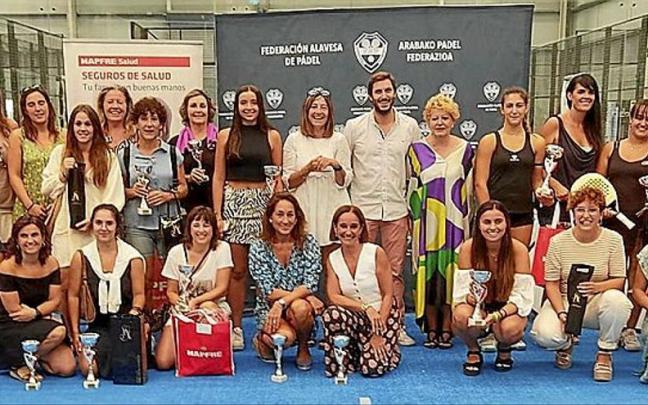 Foto de familia de las vencedoras de las distintas categorías del Trofeo Diputación Foral de Álava de Pádel Femenino.