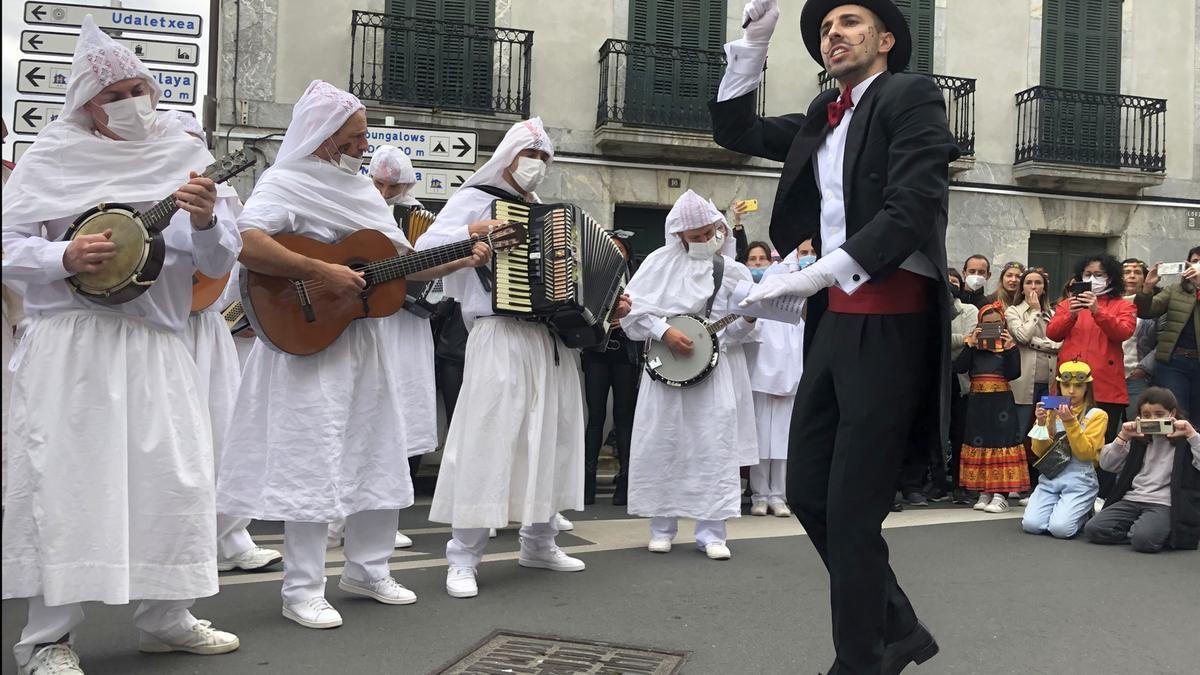 Los atorrak, de blanco, durante su habitual ronda.