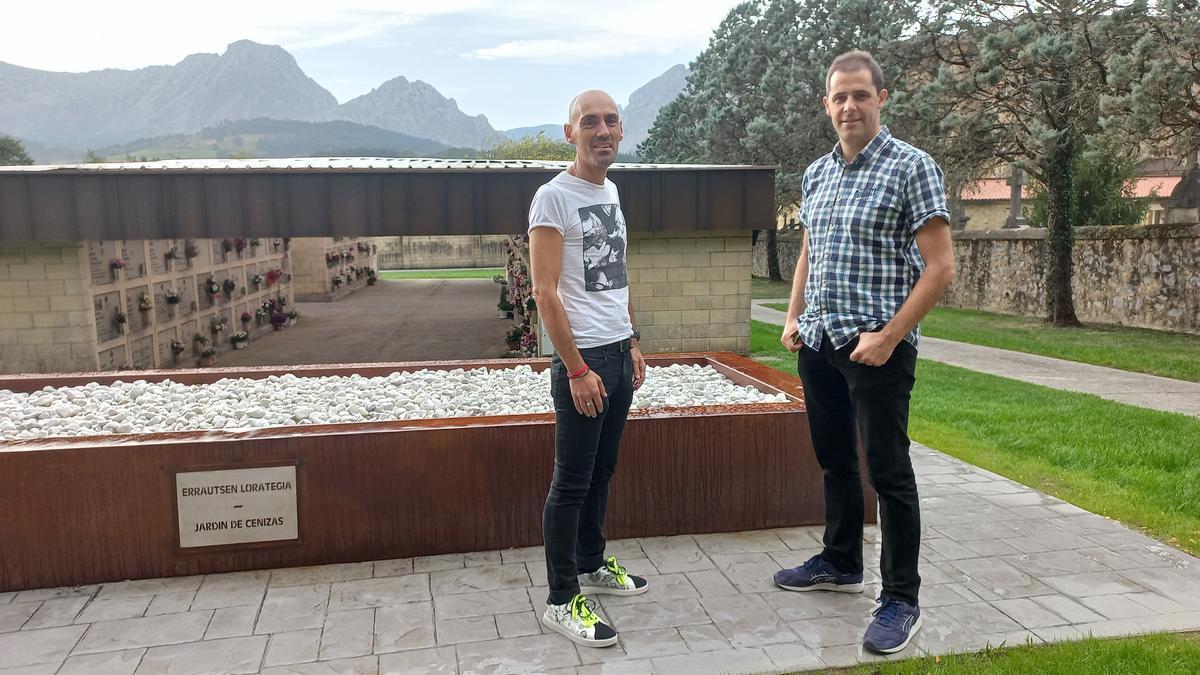 Javier Crespo y Mikel Garaizabal visitaron ayer el jardín de cenizas del cementerio.