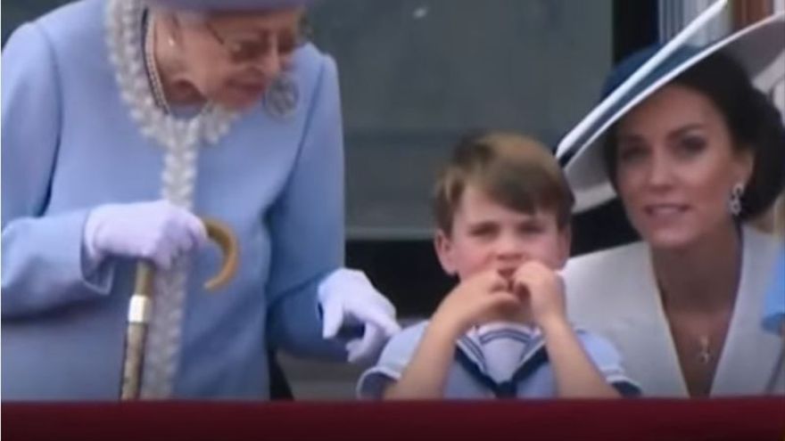 El príncipe Louis junto a su bisabuela, la reina Isabel II y su madre, Kate Middleton.
