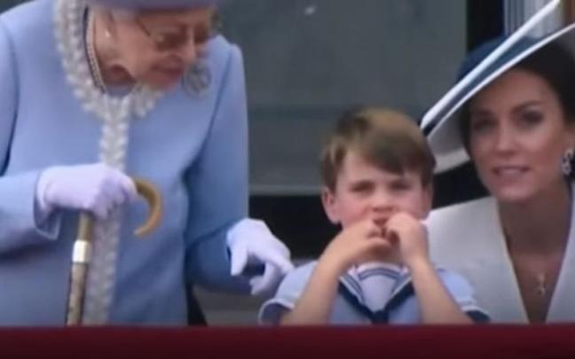 El príncipe Louis junto a su bisabuela, la reina Isabel II y su madre, Kate Middleton. El príncipe Louis junto a su bisabuela, la reina Isabel II y su madre, Kate Middleton.