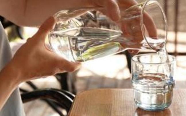 Agua de una jarra Agua de una jarra
