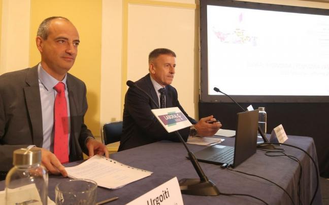 Ibon Urgoiti y Joseba Madariaga, en la presentación del informe de Laboral Kutxa. Ibon Urgoiti y Joseba Madariaga, en la presentación del informe de Laboral Kutxa.