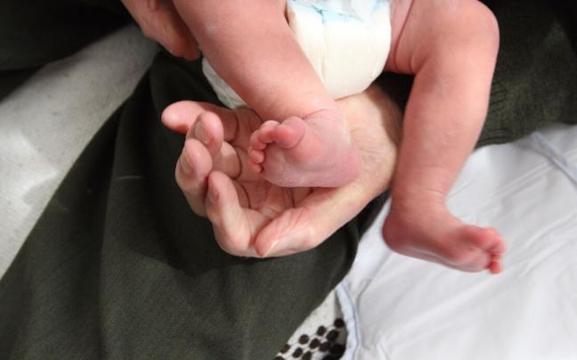 Recién nacido en brazos de un familiar