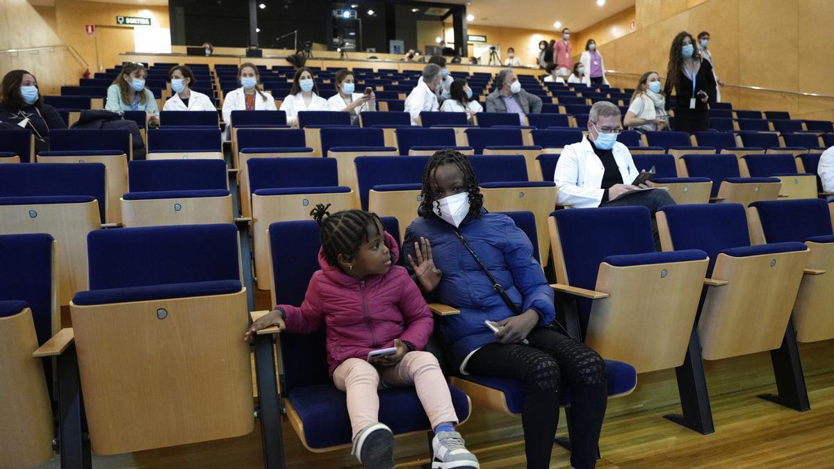 Diama, de 11 años, (d) ya no sufre dolores gracias a su hermana (i)
