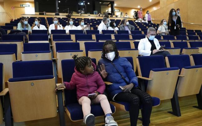 Diama, de 11 a&ntilde;os, (d) ya no sufre dolores gracias a su hermana (i)