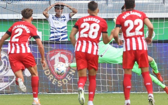 Ander Iru detiene el penalti que hubiese supuesto la derrota ante el Duisburgo.