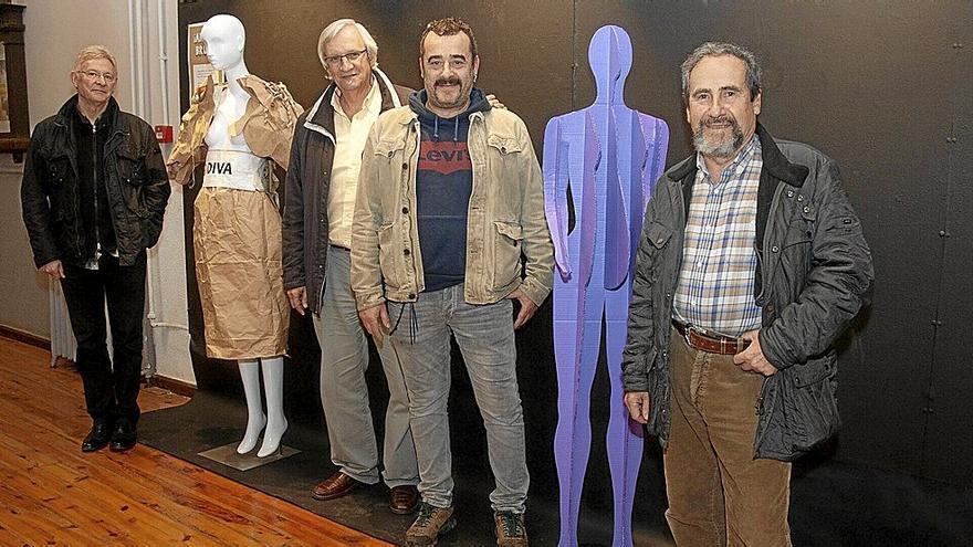 Algunos de los creadores participantes en la muestra colectiva ‘Arte en bruto’, junto a algunas de las piezas.