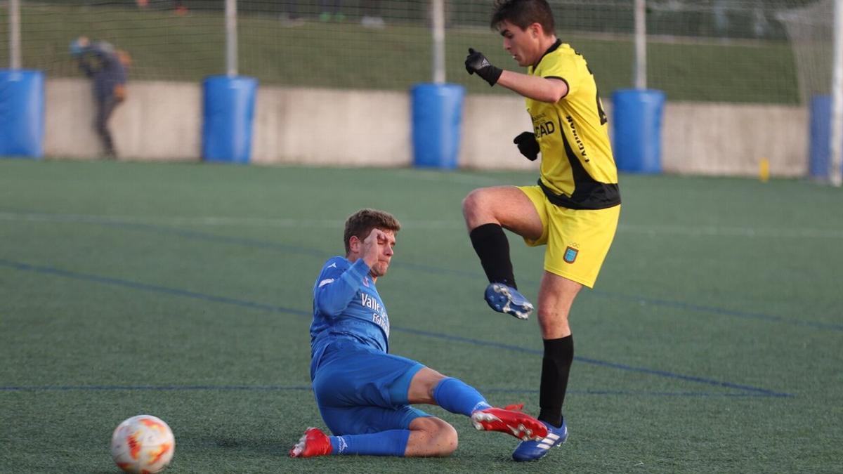 Pugna en el partido disputado la semana pasada entre Valle de Egüés y Lagunak.