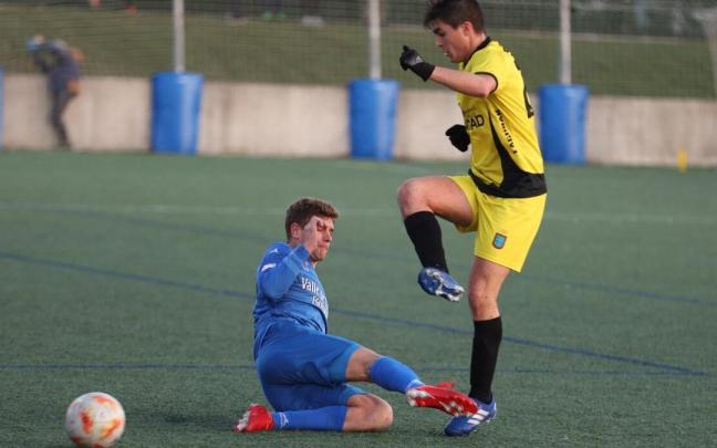 Pugna en el partido disputado la semana pasada entre Valle de Egüés y Lagunak.