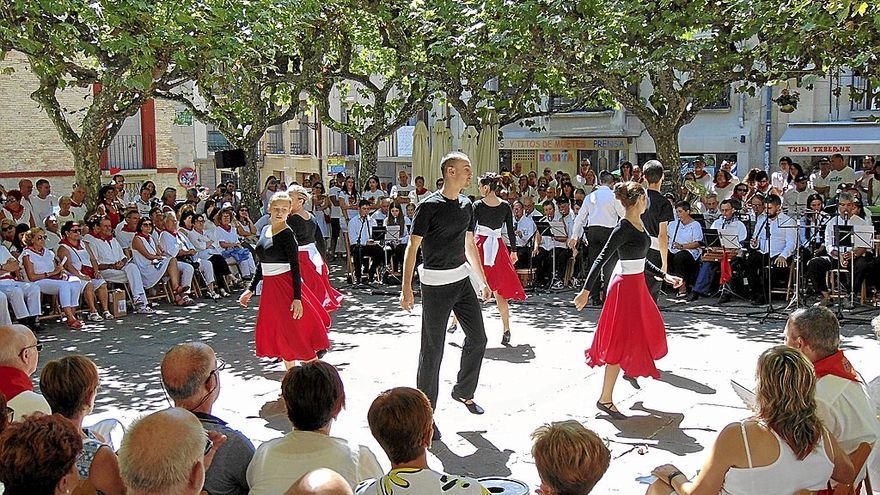 El grupo de dantzaris de Tafalla acompañó a los txistularis durante el alarde.