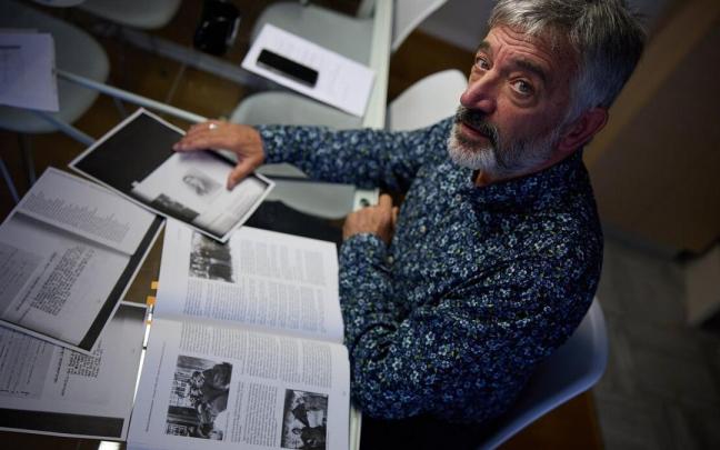 El senador Koldo Mart&iacute;nez, con varios documentos sobre el fusilamiento de su abuelo materno