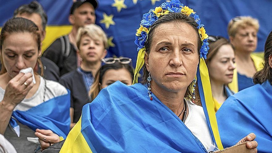 Un grupo de personas con la bandera ucraniana solicitan a las puertas de la cumbre la adhesión de este país a la UE. | FOTO: E. P.