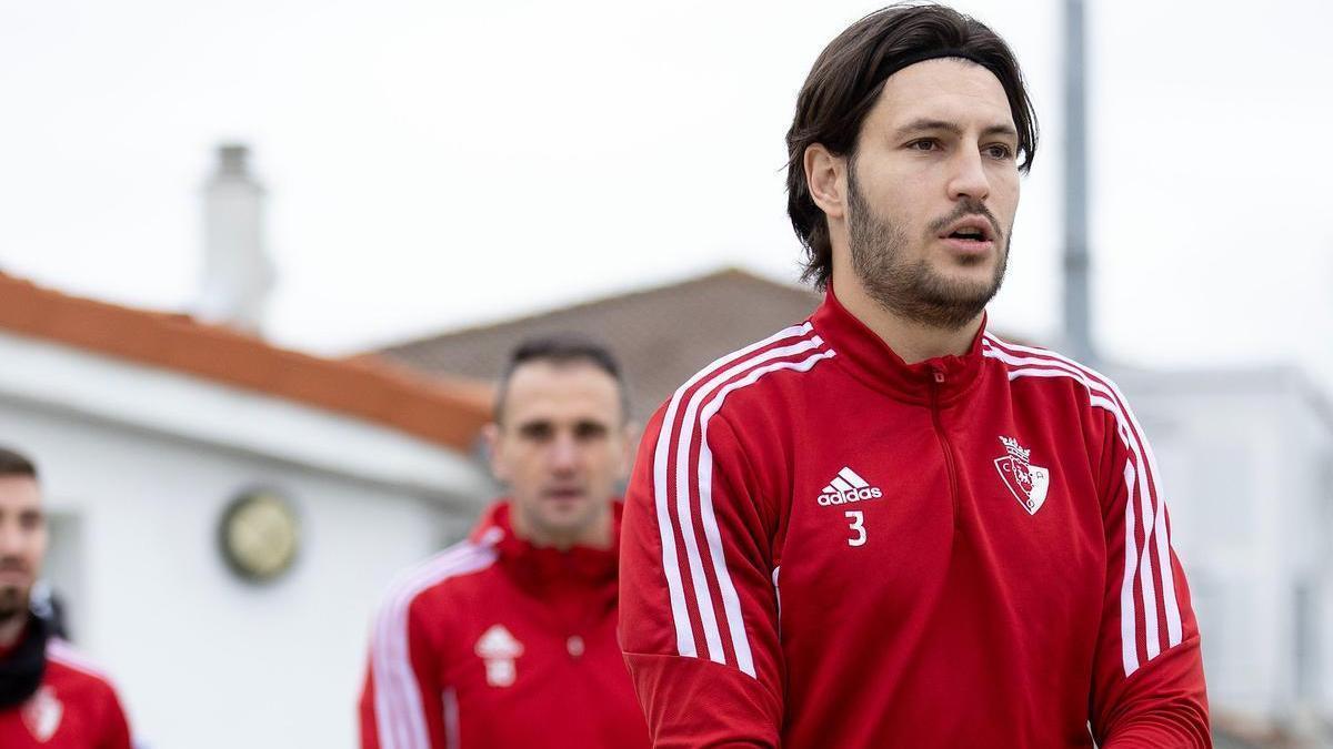 Juan Cruz llega al campo de entrenamiento, con Moi Gómez y Kike García detrás.