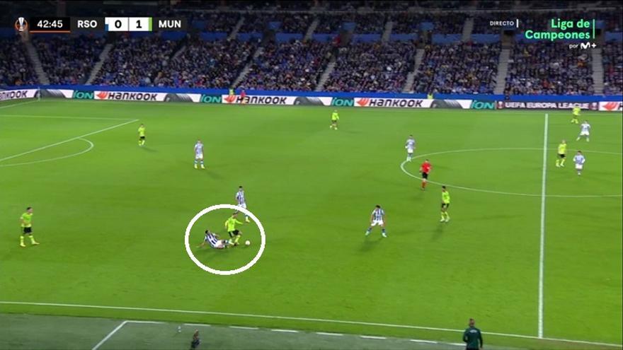 Mucho mérito de la Real, que trató de amoldarse a las soluciones del rival y al mismo tiempo siguió defendiendo del modo en que le veíamos. También le dio para amenazar el área de De Gea. ¿Cómo? 1- Muy buena presión, en situaciones de ataque estático rival y también tras pérdida.