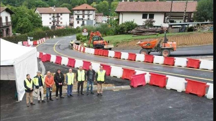 Autoridades y técnicos, junto a las obras de la rotonda de Oronoz-Mugairi.