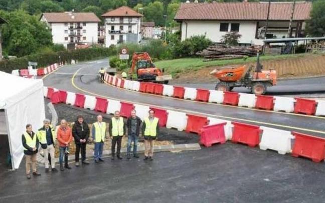 Autoridades y técnicos, junto a las obras de la rotonda de Oronoz-Mugairi. Autoridades y técnicos, junto a las obras de la rotonda de Oronoz-Mugairi.