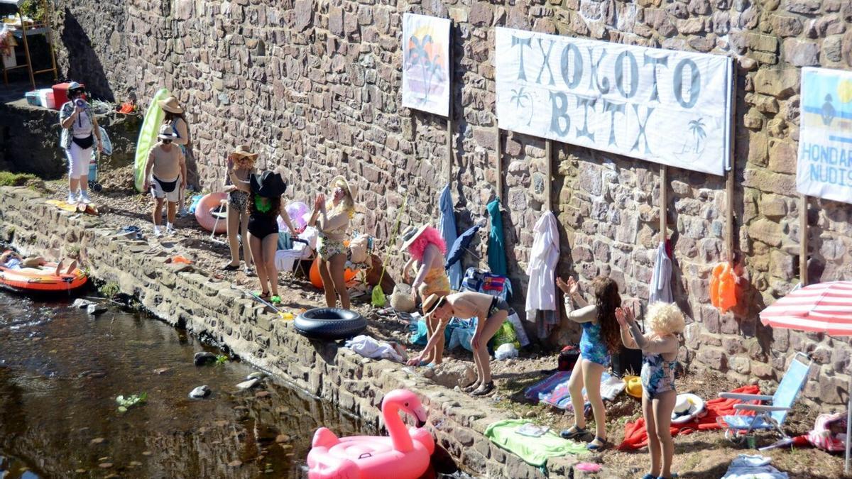 Los primeros bañistas que se acercaron a ‘Txokoto Bitx’ ocuparon la primera línea de playa, para disfrutar de una soleada jornada.