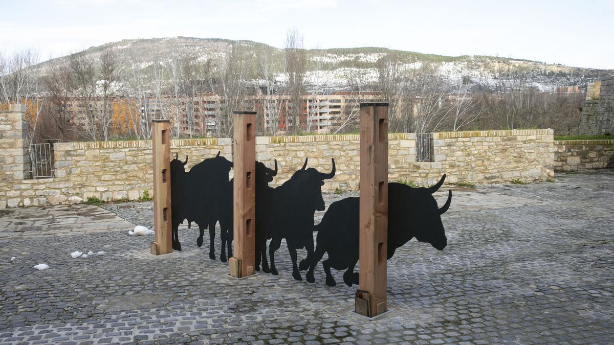 El elemento escultórico de los cinco toros es un perfil realizado a escala real