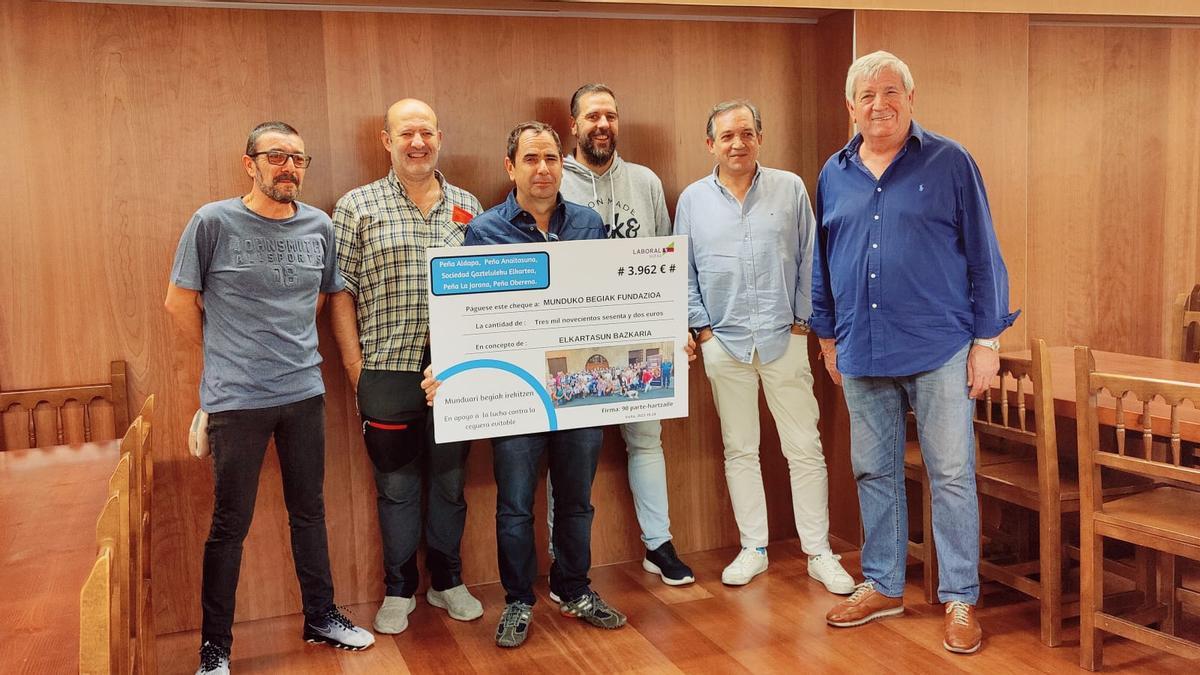 El cheque solidario fue entregado este lunes por Jose Luis Soto, presidente de Gazteluleku a Alfonso Noboa, coordinador de Munduko Begiak en Navarra.