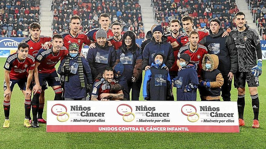 Foto con los jugadores de Osasuna antes del duelo con el Madrid.