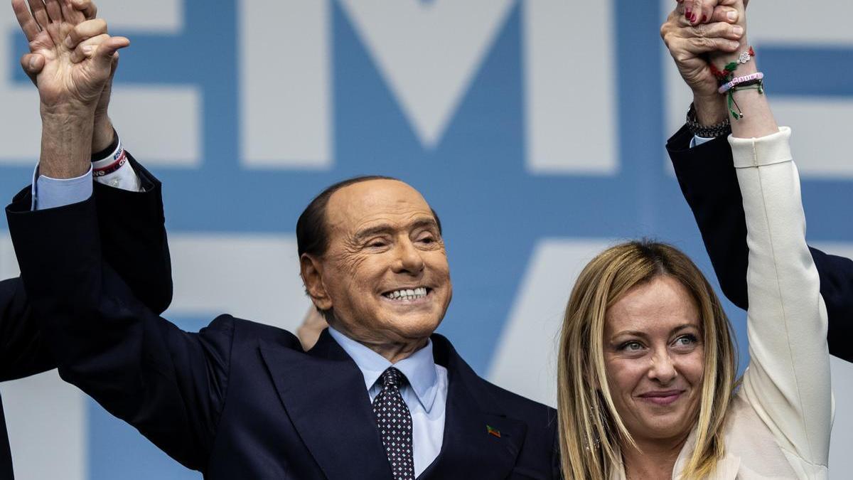 Giorgia Meloni y Silvio Berlusconi tras la victoria electoral de la derecha en Italia.