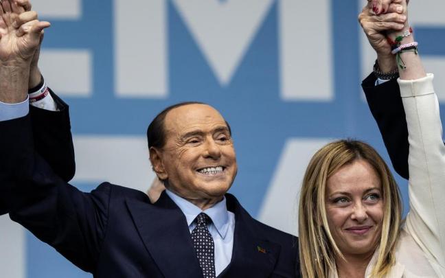 Giorgia Meloni y Silvio Berlusconi tras la victoria electoral de la derecha en Italia. Giorgia Meloni y Silvio Berlusconi tras la victoria electoral de la derecha en Italia.