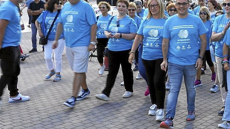 Lerro hauekin batera Alzheimerraren gaixotasunaz sentsibilizatzeko ibilaldi baten artxiboko-irudia. | ARGAZKIA: OSKAR MARTÍNEZ