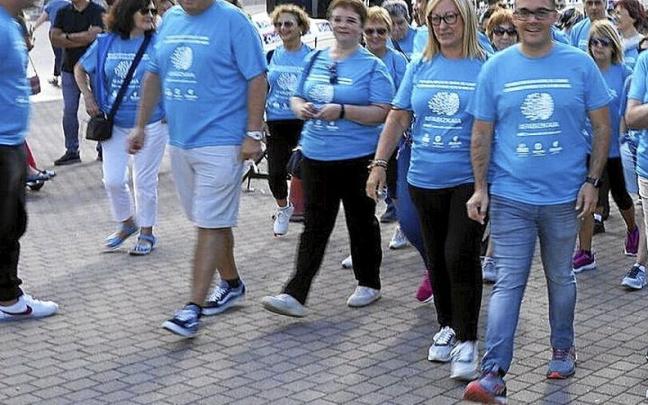 Lerro hauekin batera Alzheimerraren gaixotasunaz sentsibilizatzeko ibilaldi baten artxiboko-irudia. | ARGAZKIA: OSKAR MARTÍNEZ