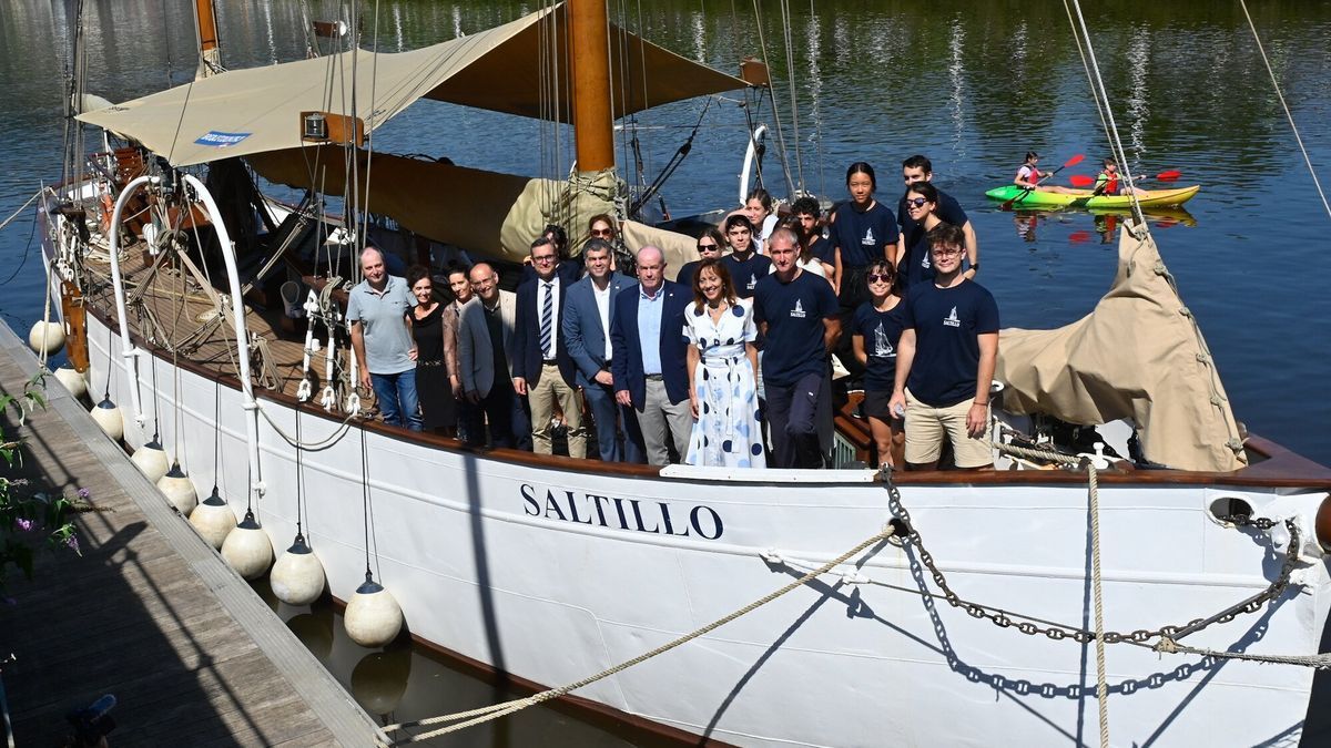 Estudiantes y representantes del programa en el barco el Saltillo.