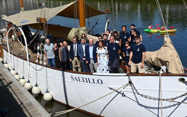 Estudiantes y representantes del programa en el barco el Saltillo.
