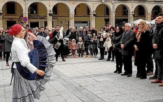 Por la mañana tuvo lugar un aurresku de honor.