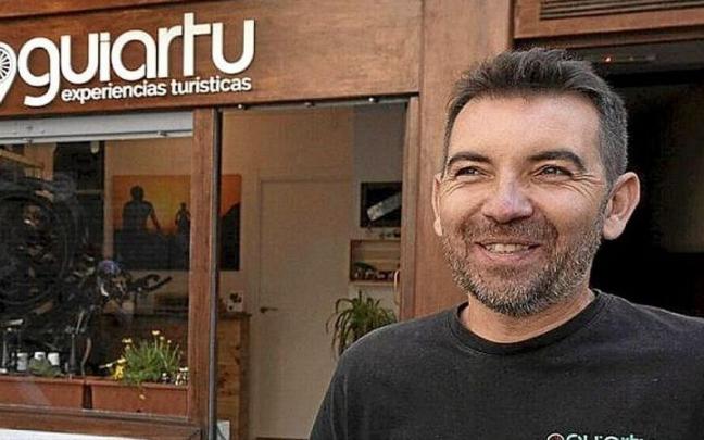 Arturo Mart&iacute;nez frente al nuevo local de la &lsquo;Kutxi&rsquo;.