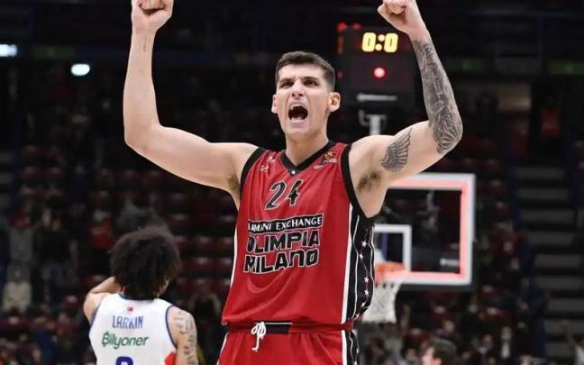 Mitoglu celebra una canasta en el partido entre el Milán y el Efes de la pasada temporada Mitoglu celebra una canasta en el partido entre el Milán y el Efes de la pasada temporada