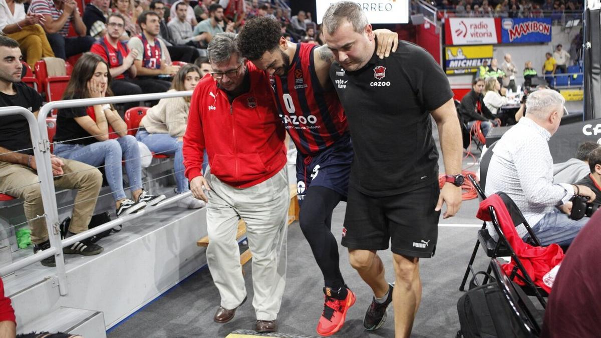 Howard es ayudado a salir de la cancha por el médico del club, Luis González Lago, y el fisioterapeuta Isaac Alonso