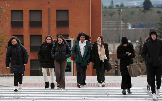 Varios jóvenes se protegen del frío en Pamplona. Varios jóvenes se protegen del frío en Pamplona.
