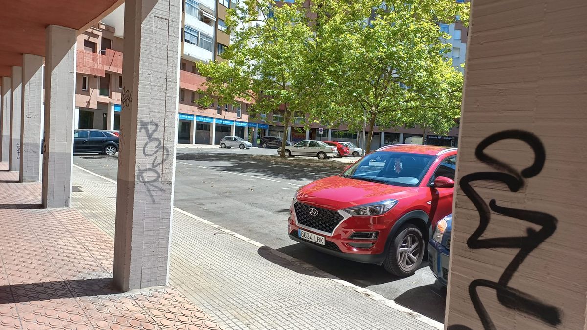 Numerosos sitios libres para dejar el coche en barrios como Aranbizkarra.