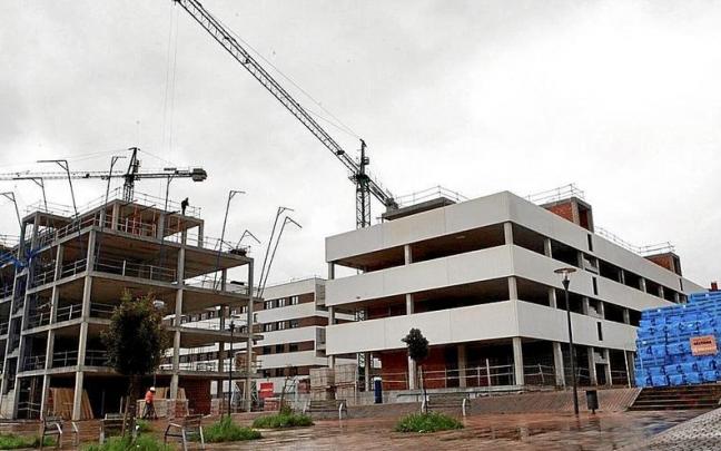 Un bloque de construcci&oacute;n de viviendas.