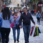 Personas paseando por una zona comercial de la capital vizcaina.