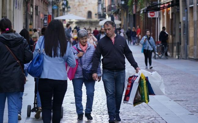 Personas paseando por una zona comercial de la capital vizcaina. Personas paseando por una zona comercial de la capital vizcaina.